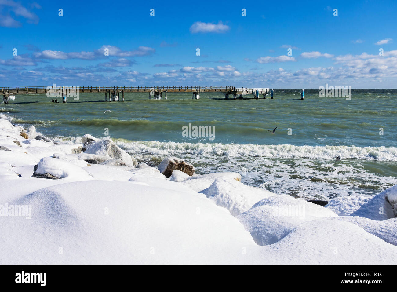 Winter Wasser Ostsee Salzwasser Meer Ozean Küste Schnee Steinen blau Urlaub Urlaub Urlaub Urlaub Winter eiskalt Stockfoto