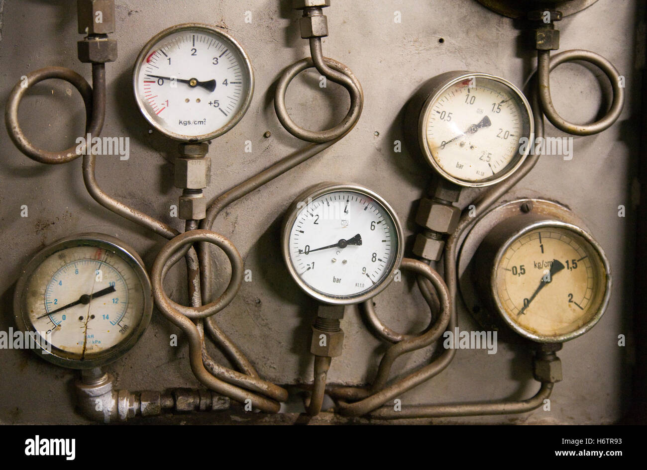 industrielle Antike Uhr Metall Verfall rostigen Geräten Messung Kontrolle Panel Control Panel Skala Sensor Rückgang alte gebrochen Stockfoto