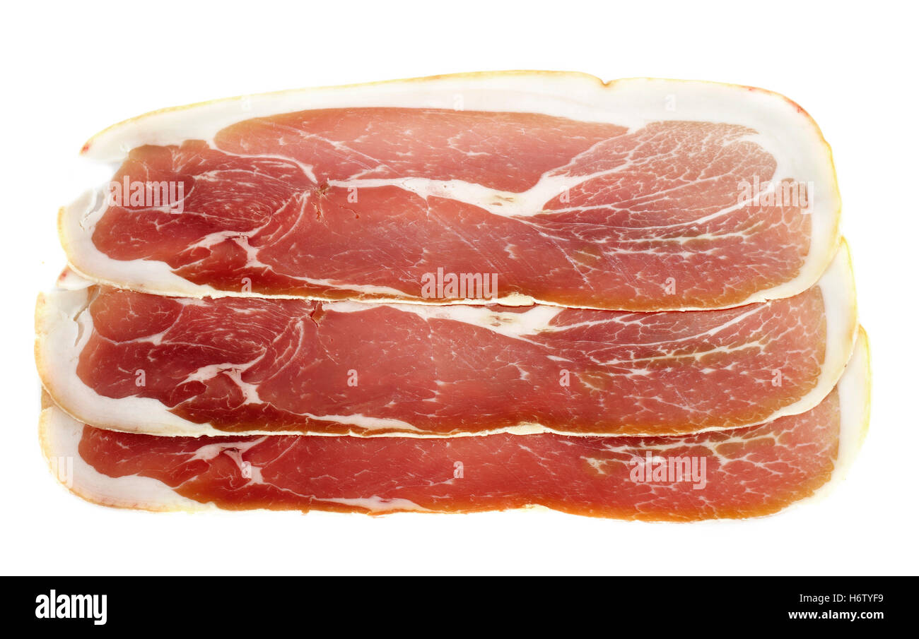 Lebensmittel Nahrungsmittel geräucherter Rohschinken Rauch Scheibe Fleisch Schweinefleisch isoliert Studio drei Speck gesalzen Snack weißer Hintergrund umgeleitet Parmaschinken Stockfoto