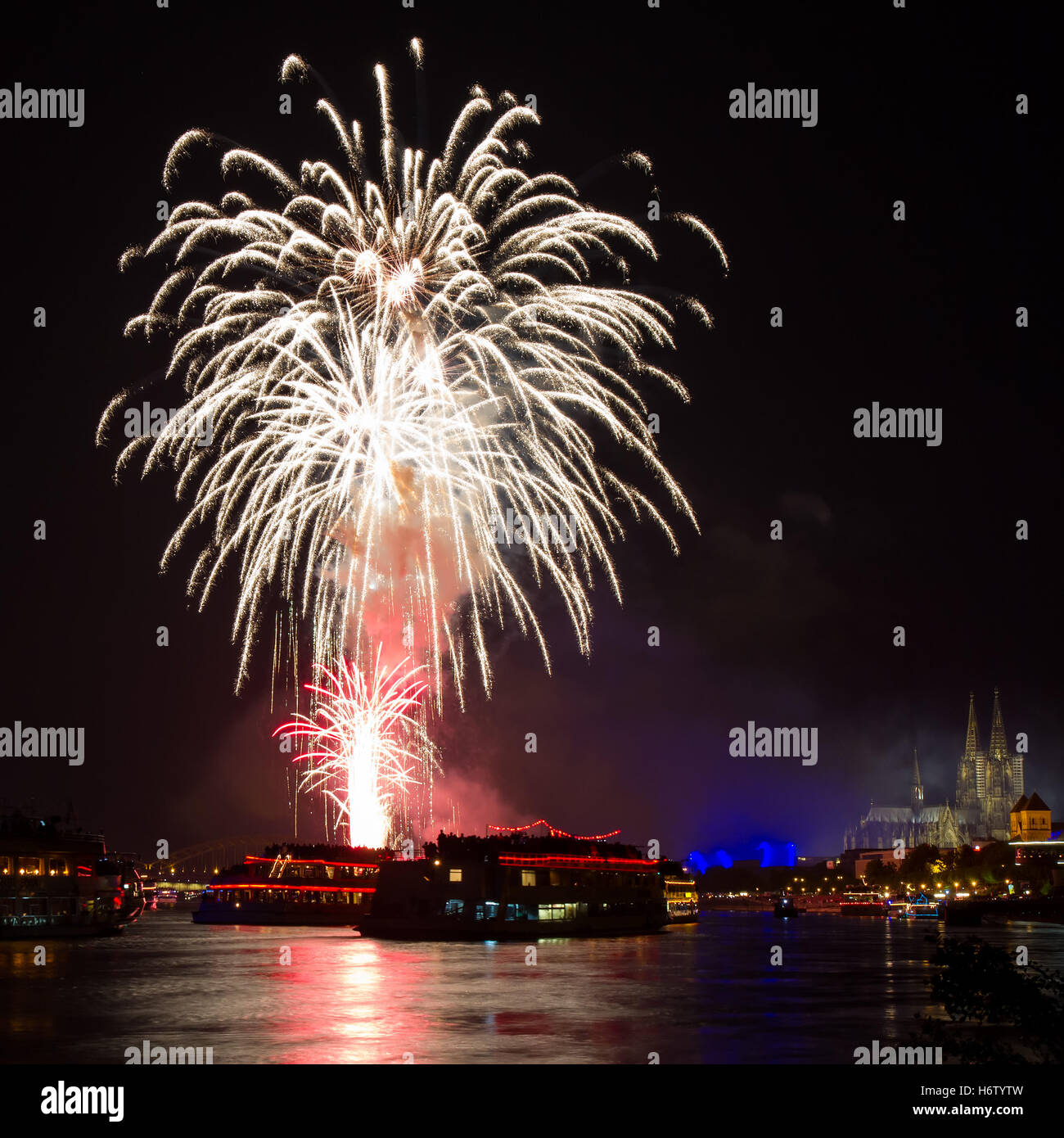 Farbe der berühmte Kölner Dom Brücke Rhein Nacht Nacht Lichter Reflexion Deutschland Bundesrepublik Deutschland Partei Stockfoto