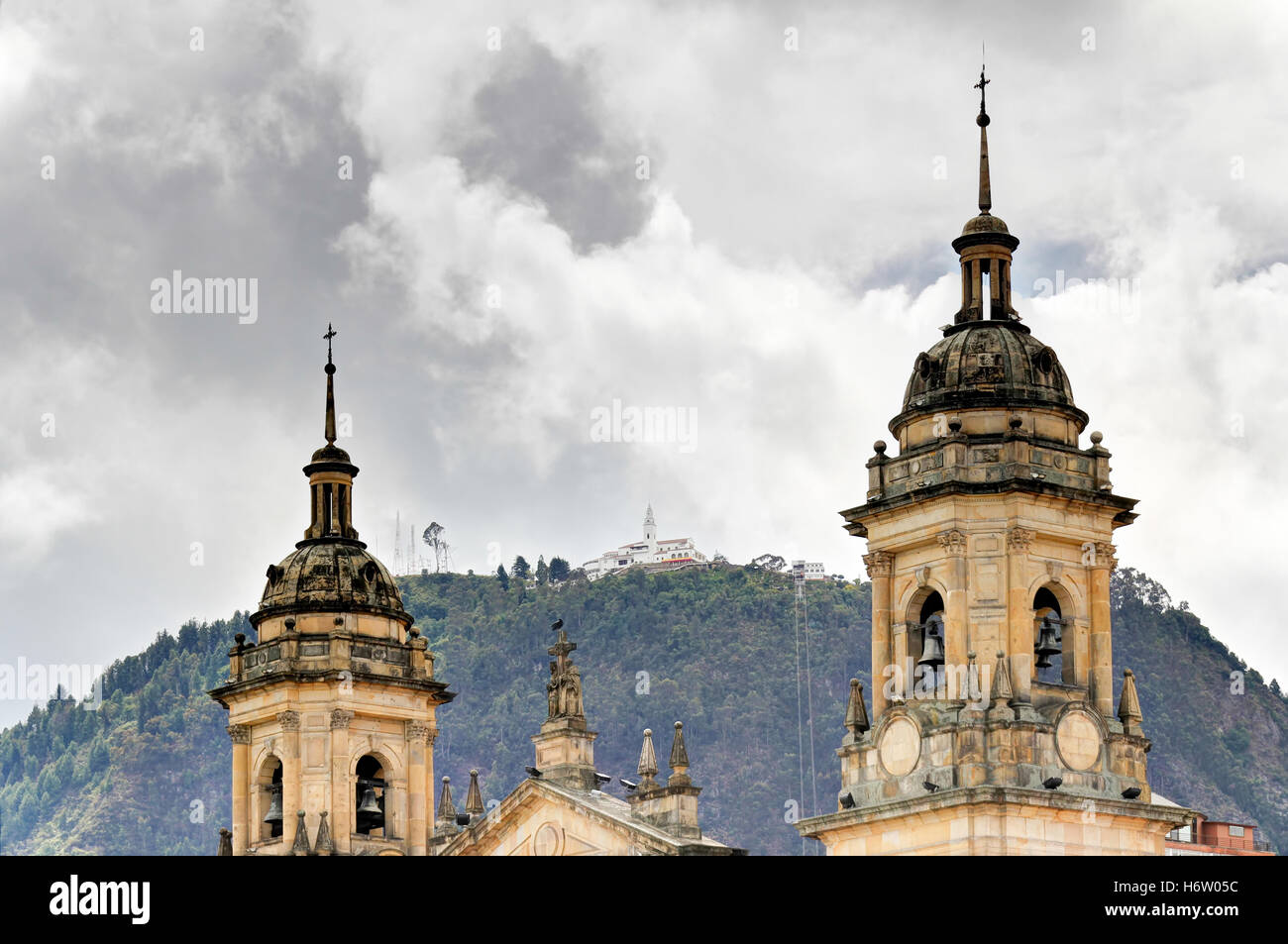 Turm Religion religiöse Kirche Stadt Stadt Denkmal Baum amerikanische Kathedrale horizontale Amerika Platz im freien Südfassade Stockfoto