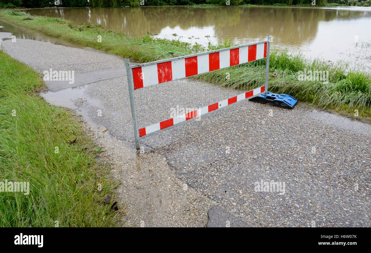 Zeichen signalisieren Gefahr Umwelt Enviroment Notfall nassen Flut Verkehr Zeichen Katastrophe Wetter Schaden Schäden Nachteile Klima Stockfoto