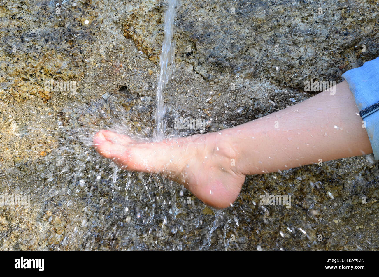 Kneipp-Fuß Wasser kneippkur Stockfoto