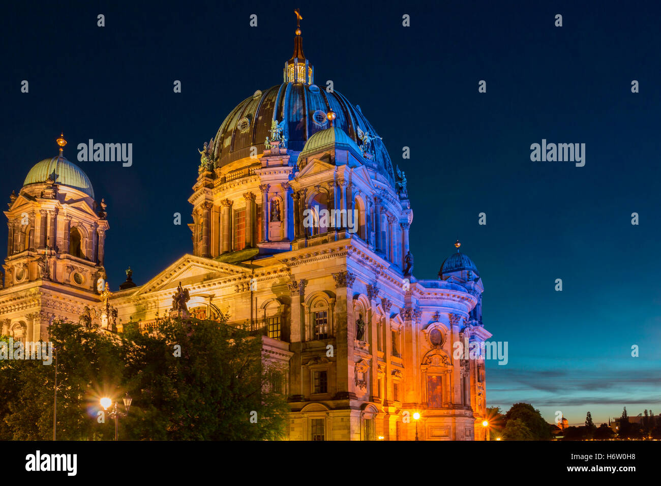 der Berliner Dom in der Nacht Stockfoto