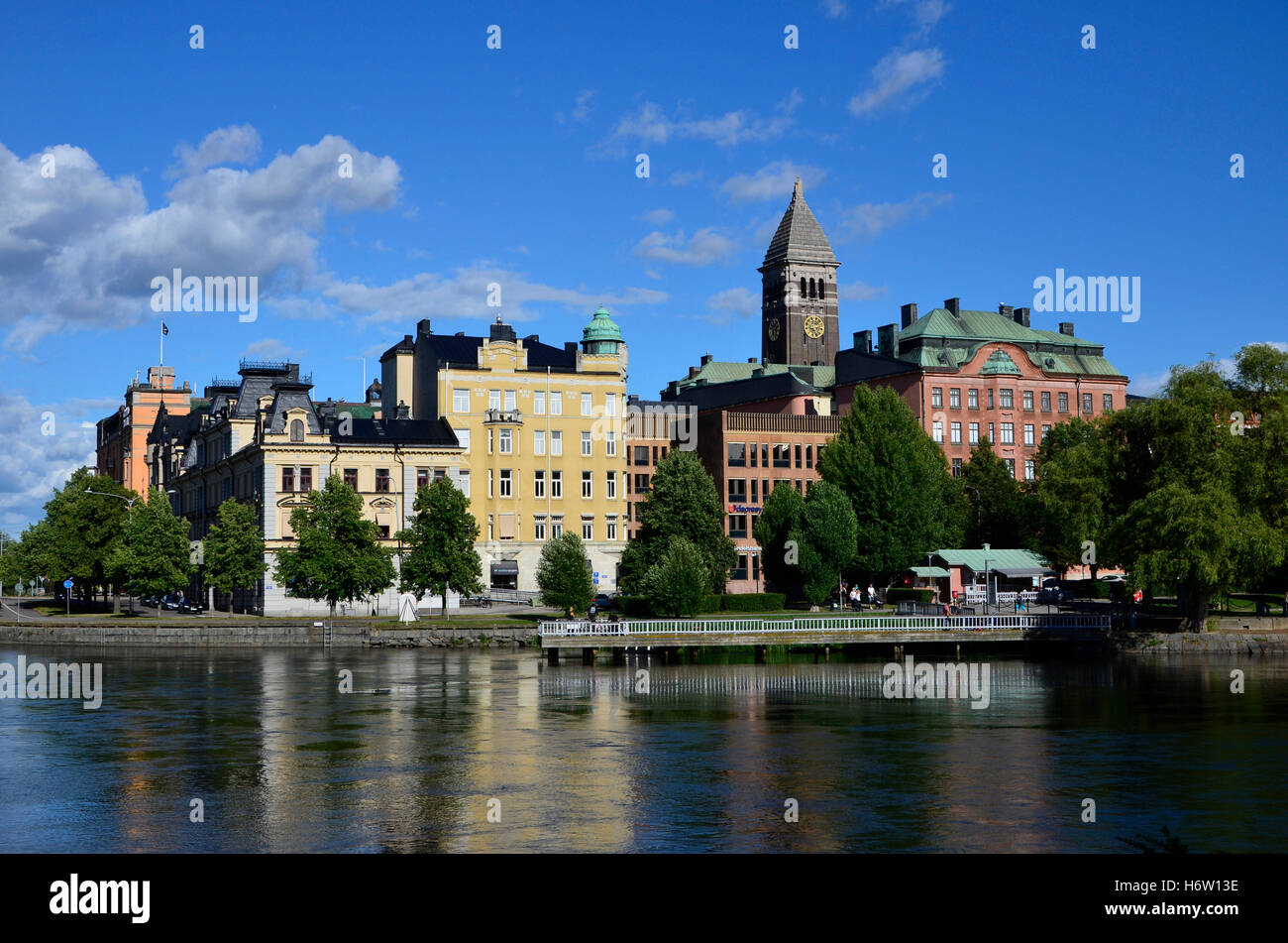 Häuser Schweden Stadtbild Stadtansicht Skandinavien Flusswasser beherbergt Baum Bäume Schweden Stadtbild Fassade Stadtansicht Skandinavien Fluss Stockfoto