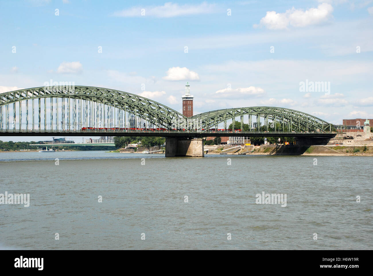 Eisenbahn Lok Zug Motor Rollmaterial Fahrzeug bedeutet Reisen Turm Reisen Köln Brücke Rhein Sommer sommerlich Stockfoto