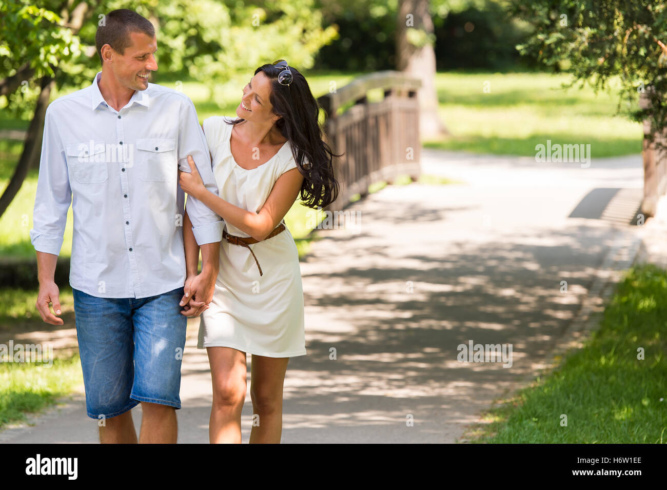 Frau Lachen Lachen Lachen Twit kichern Lächeln Lächeln lachen lachend lächelnd gehen Lächeln gehen gehen zu Fuß Hand Hände Stockfoto