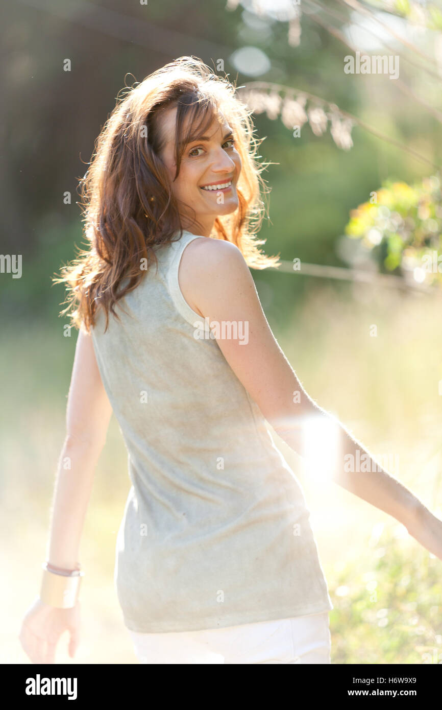 Erwachsene glücklich Frau lachend in die wilde Sommer Stockfoto