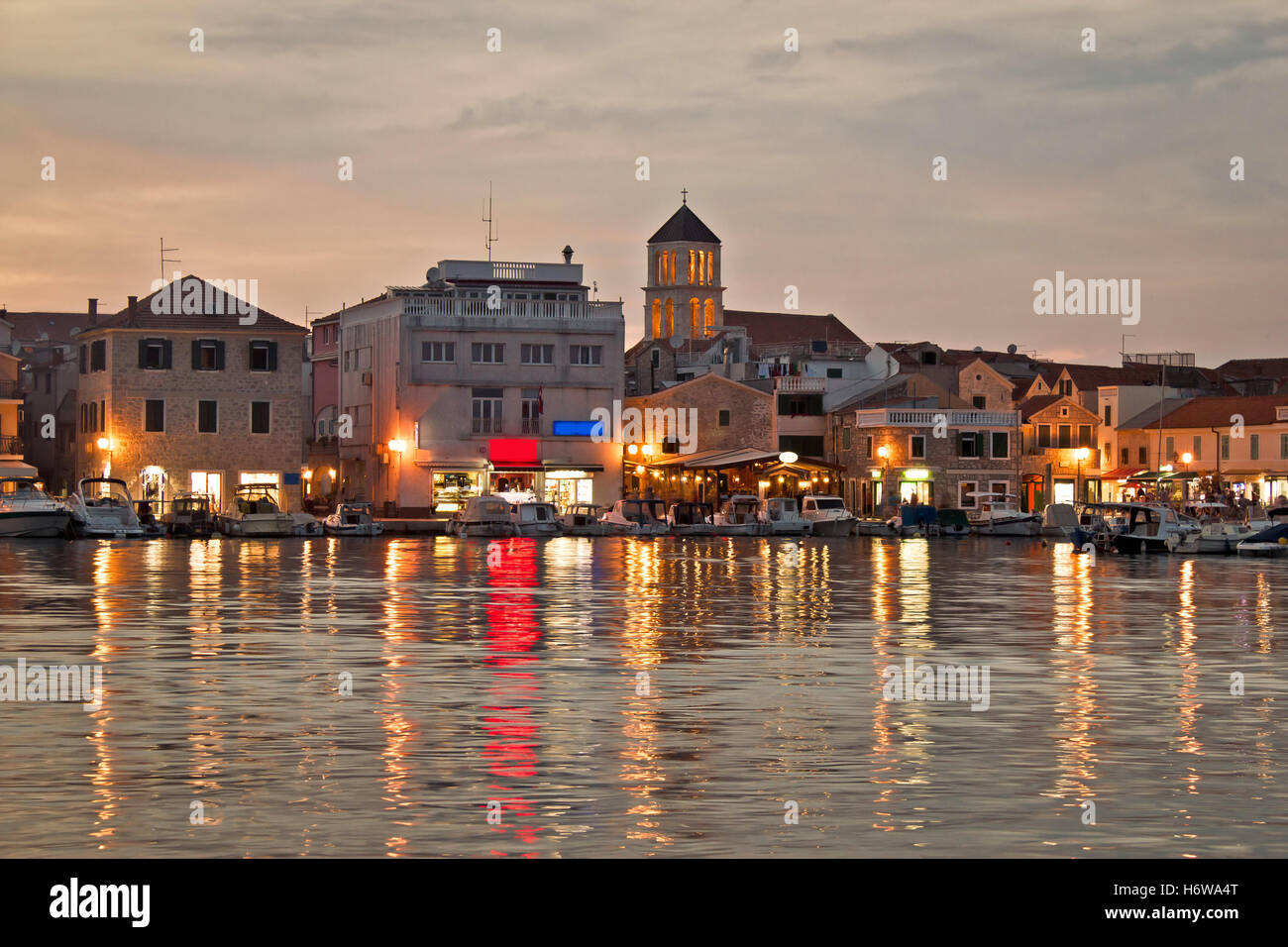 Stadt Stadt Mittelmeer Salzwasser Meer Ozean dalmatinischen Kroatien Dalmatien blau Hausbau Wasserturm der Stadt Stadt Stein Kirche Stockfoto