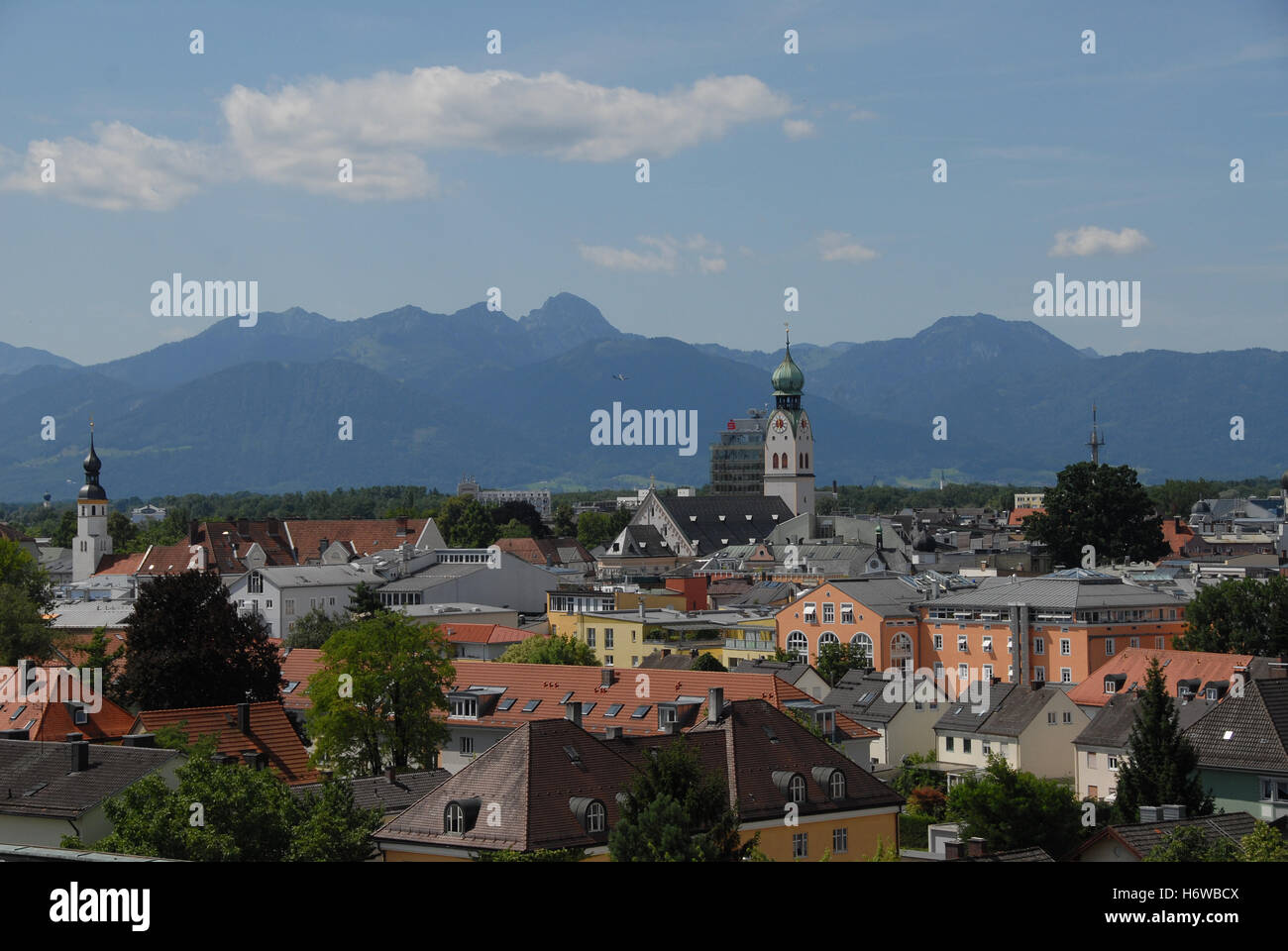 Berge Alpen Bayern oberen Bayern Stadt Stadt Bergen Alpen Sommer sommerlich Bayern Kirchturm katholische Oberbayern um ihren Wohnsitz Stockfoto