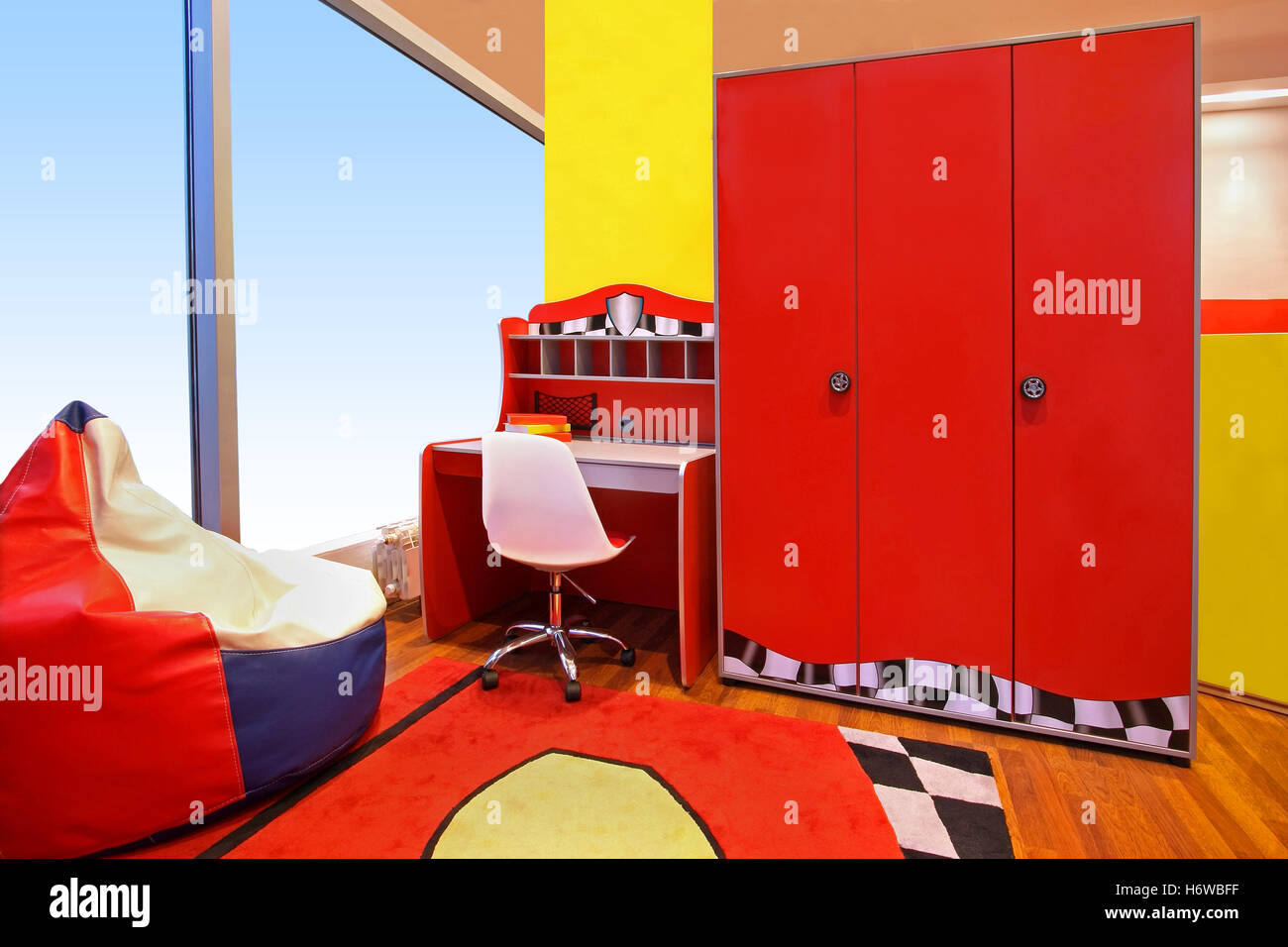 Schreibtisch im Inneren Möbel Raum Inneneinrichtung Schlafzimmer Teppich innen Holz Kind Stuhl rot Kinder Kleiderschrank Schrank garderobe Stockfoto