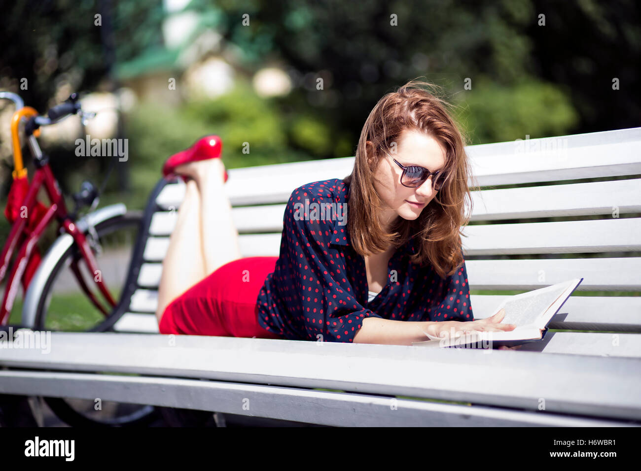 Frau Rock schöne beauteously schöne Stadt Stadt Lebensstil weibliche Park Urlaub Urlaub Urlaub Urlaub romantischen Glanz Stockfoto