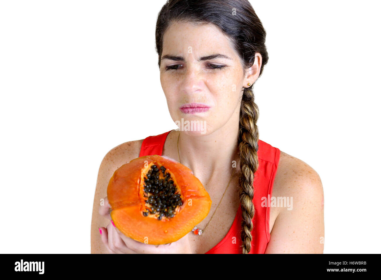 Lebensmittel Nahrungsmittel Blick Blick Blick spähen Blick auf Obst Samen Bio Papaya Frau Frauen essen Nahrungsmittel Lebensstil sehen Stockfoto