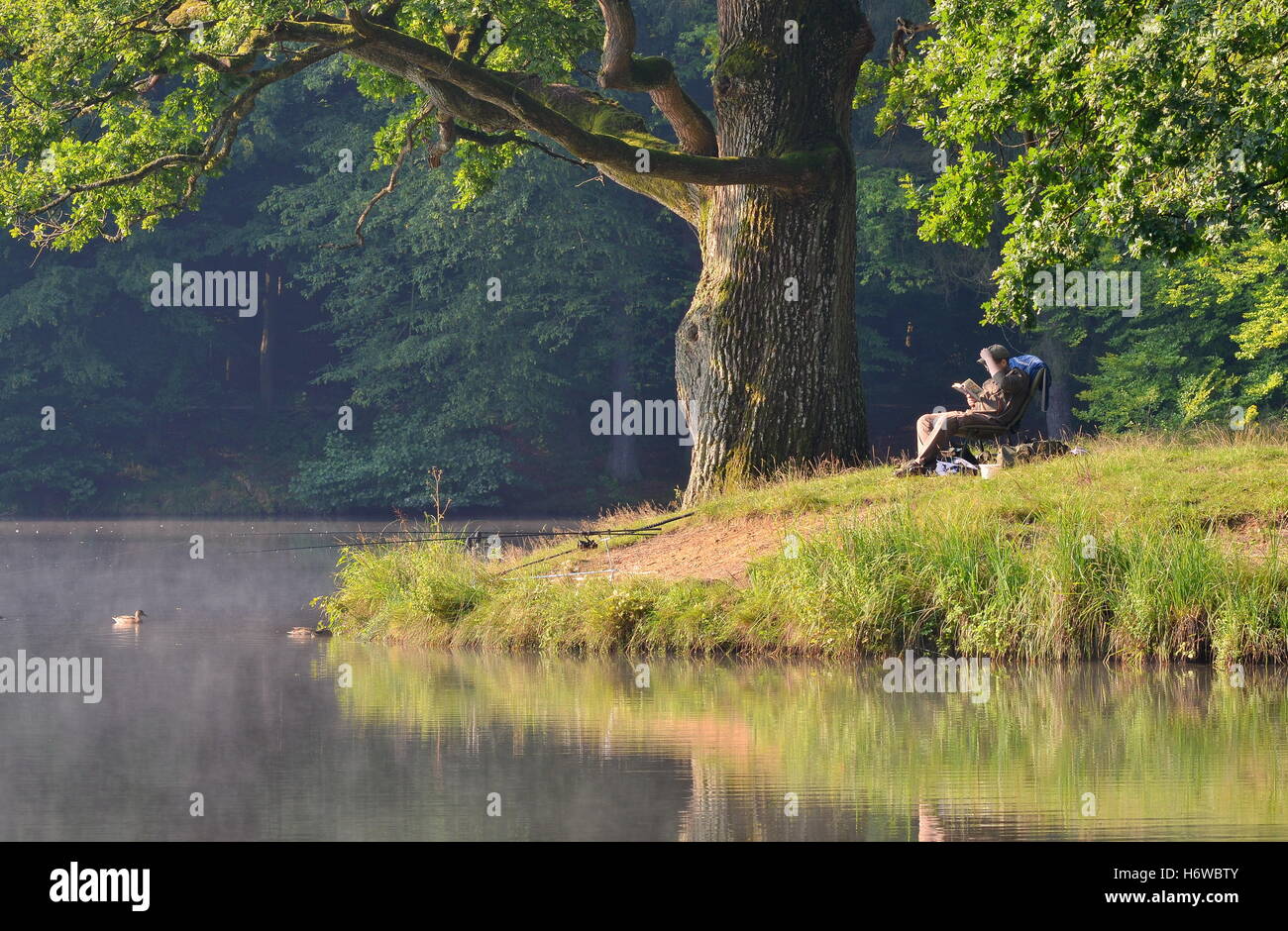 Angler in der Morgensonne an einem Spätsommertag Stockfoto