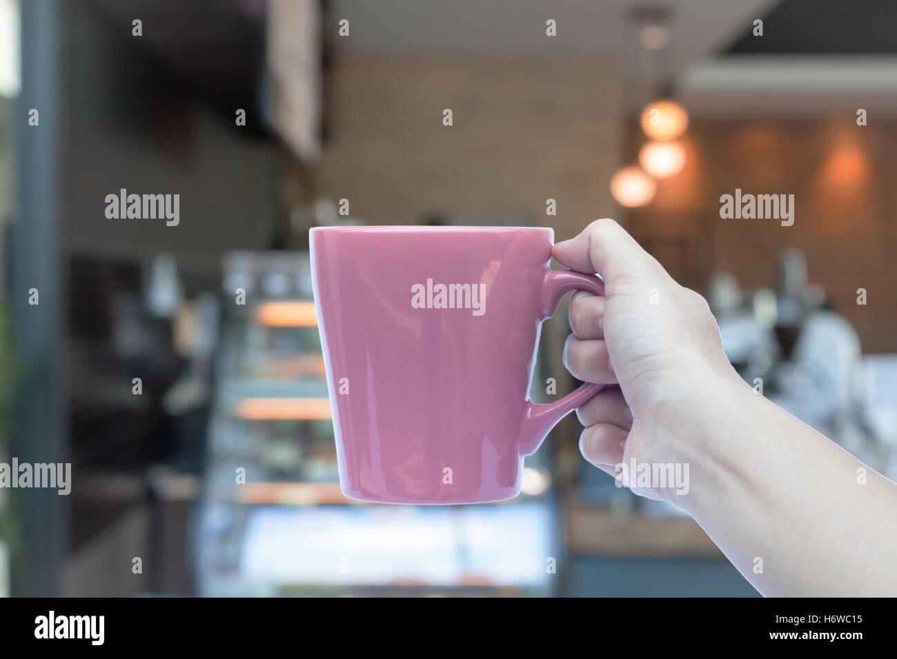 Frau Hände halten Kaffeetasse mit unscharfen Coffee-Shop, Fotoarchiv Stockfoto