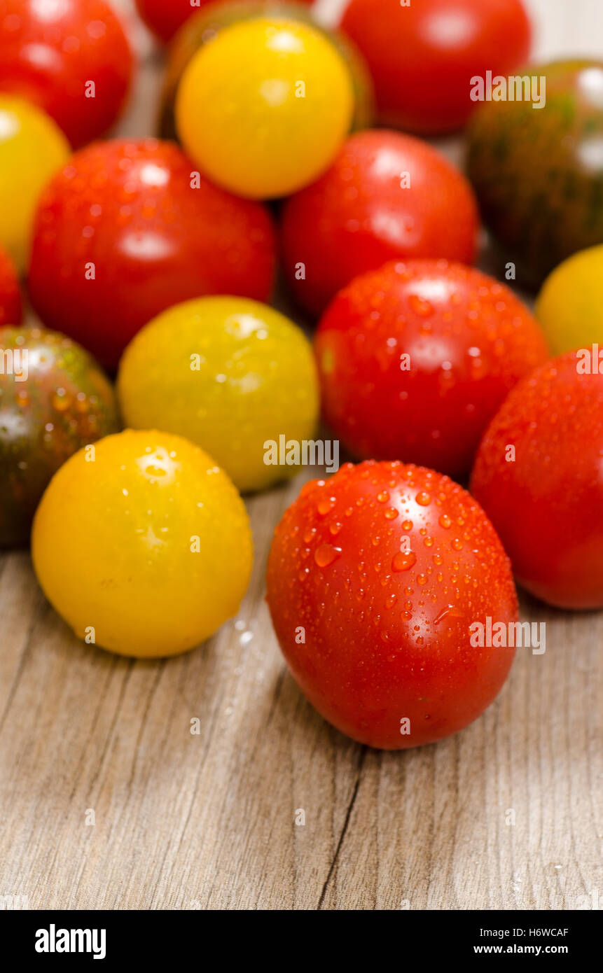 Closeup verschiedene Tomaten im Hochformat Stockfoto