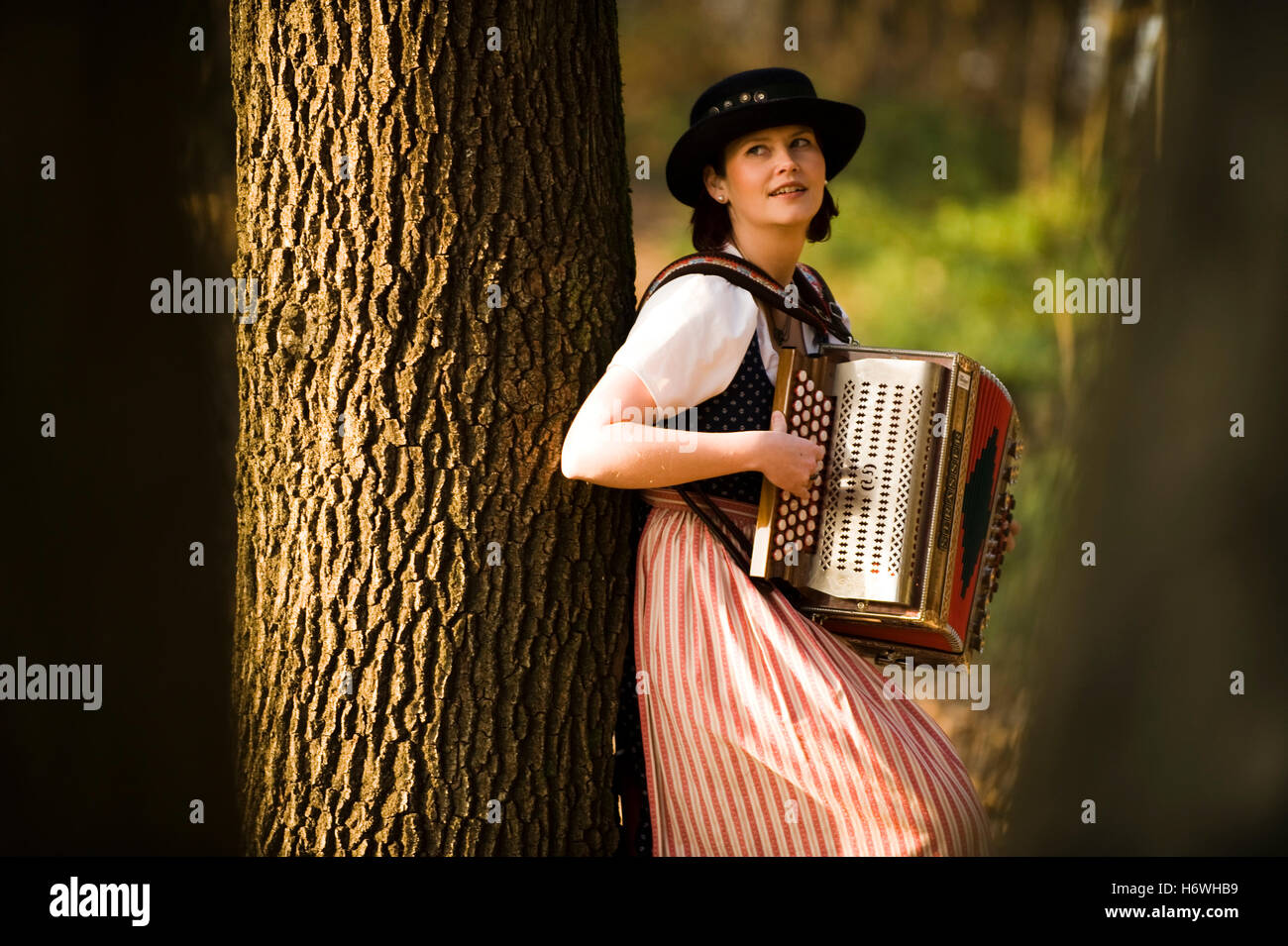 Frau in Tracht mit der steirischen Harmonika Stockfoto