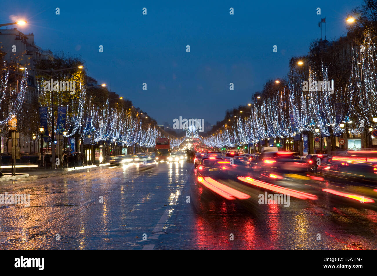 Weihnachts-Dekoration auf den Champs-Elysees bei Nacht, Paris, Frankreich, Europa Stockfoto