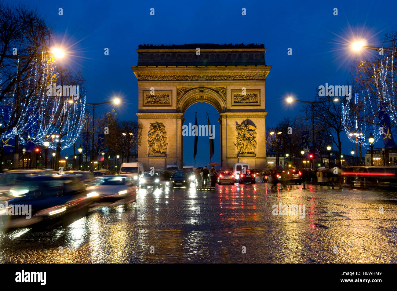 Arc de Triomphe auf der Champs-Elysees, Weihnachtsdekoration, Nachtaufnahme, Paris, Frankreich, Europa Stockfoto