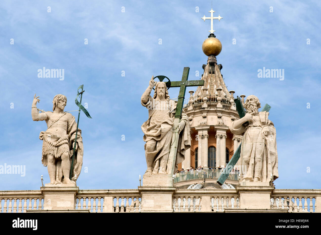 Statuen in der Kuppel des Petersdom auf dem Petersplatz, Basilika San Pietro in Vaticano, Vatikanstadt, Rom, Italien Stockfoto