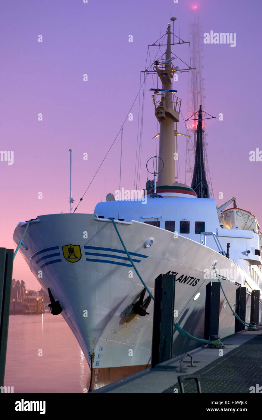 Schiff in den Hafen bei Nacht, Nordsee Resort Cuxhaven, Niedersachsen Stockfoto