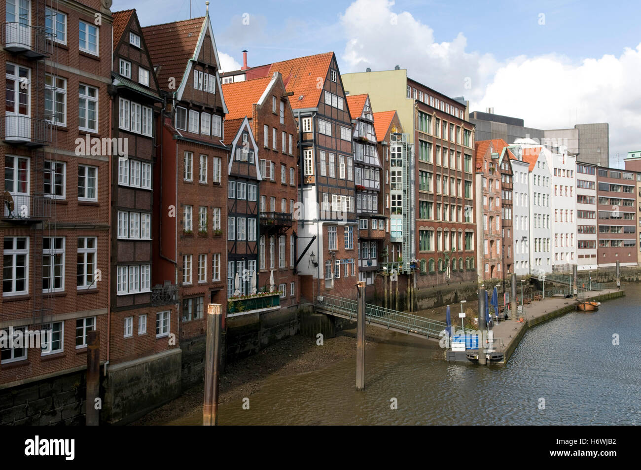 Bürgerhäuser entlang der Alster im Nikolaifleet Kanal, Hamburg Stockfoto
