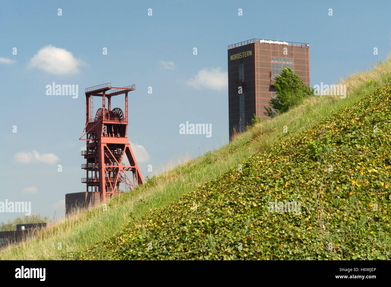 Fördergerüst und Malakowturm Turm der ehemaligen Zeche Nordstern mine in den Nordsternpark, Route der Industriekultur Route von Stockfoto