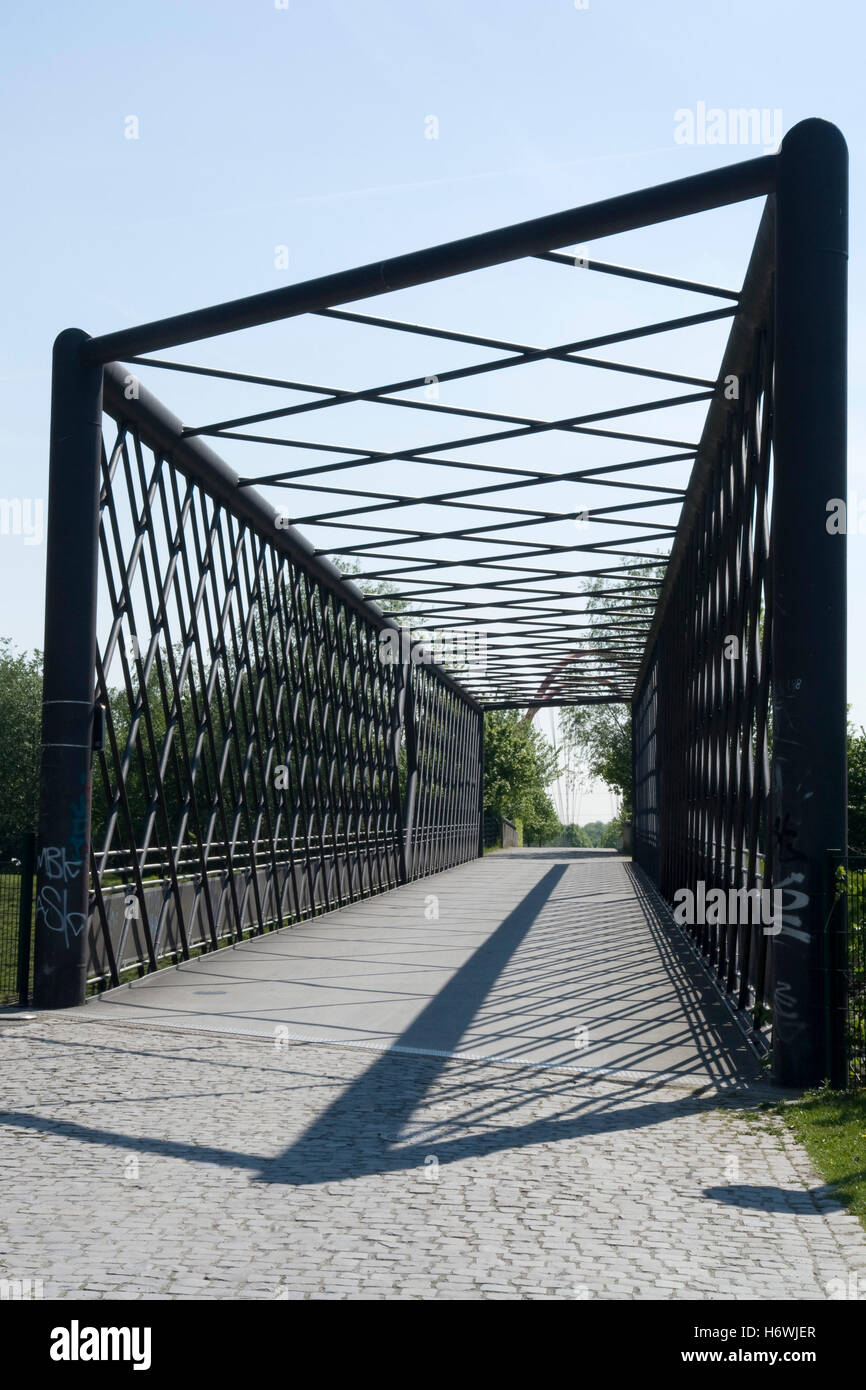 Brücke über den Fluss Emscher in den Nordsternpark, Route der Industriekultur-Route der Industriekultur, Gelsenkirchen Stockfoto
