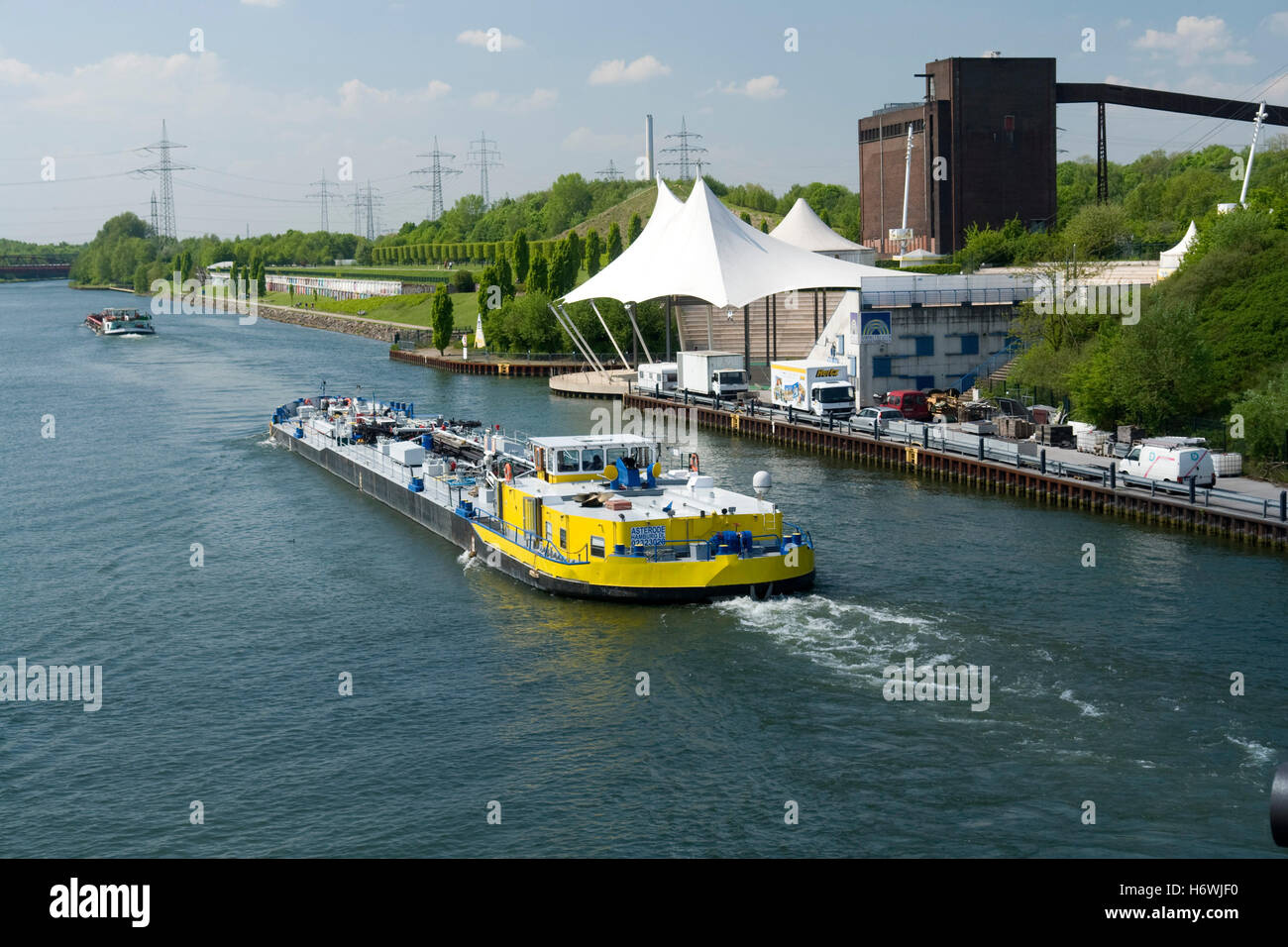 Amphitheater und Cargo Schiff auf dem Rhein-Herne-Kanal, Nordsternpark, Route der Industriekultur-Route der Industriekultur Stockfoto