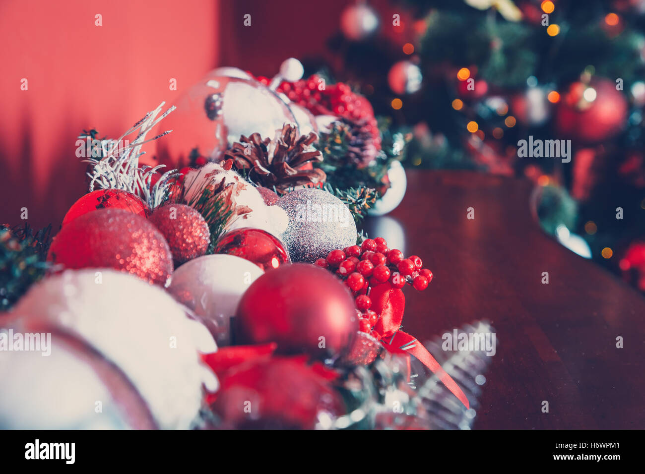 Weihnachten dekorative Girlande mit Tannenzweigen, Rot und Silber Flitter, Tannenzapfen und andere Verzierungen, im neuen Jahr backgrou Stockfoto