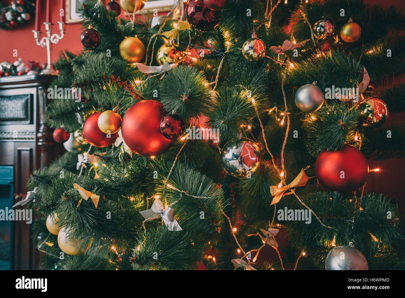 Schönes neues Jahr rote Zimmer mit geschmückten Weihnachtsbaum. Die Idee für Postkarten. Soft Focus. seichte dof Stockfoto