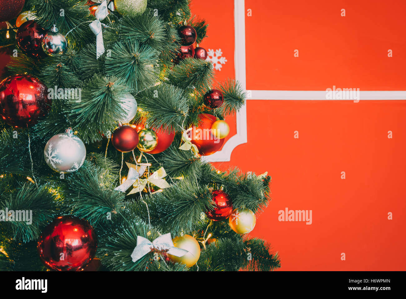 Schöne neue Jahr rote Zimmer mit geschmückter Weihnachtsbaum. Die Idee für Postkarten. Soft-Fokus. Flachen DOF Stockfoto