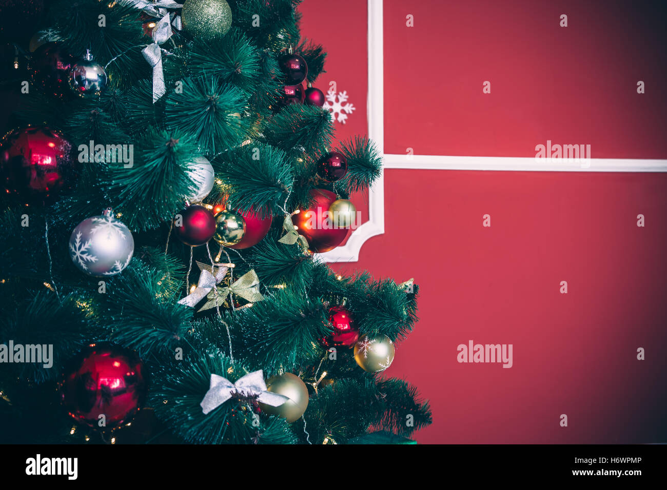 Schöne neue Jahr rote Zimmer mit geschmückter Weihnachtsbaum. Die Idee für Postkarten. Soft-Fokus. Flachen DOF Stockfoto