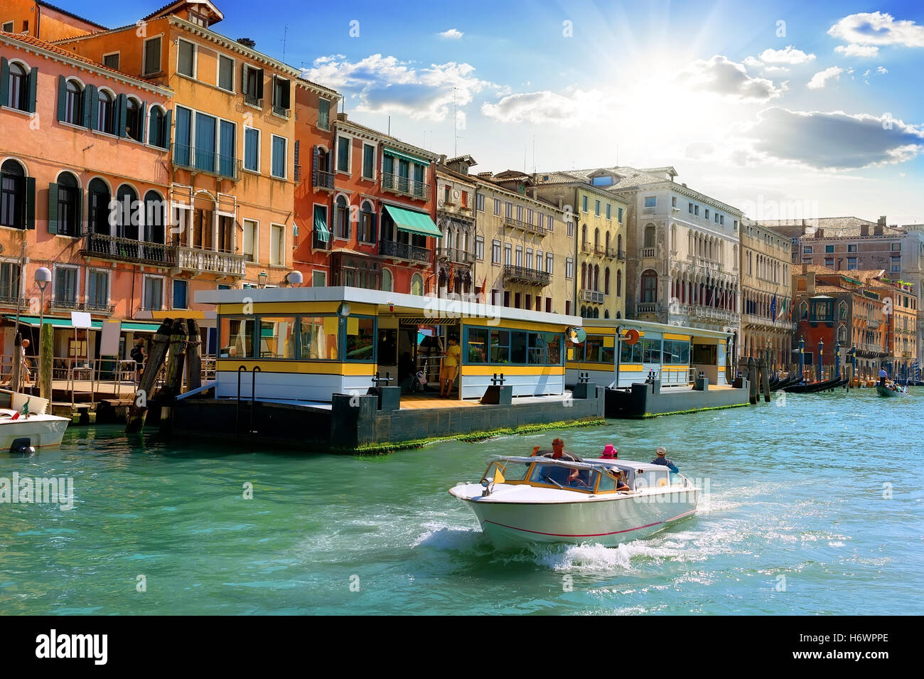 Vaporetto-Haltestelle an der venezianischen Street am sonnigen Tag, Italien Stockfoto
