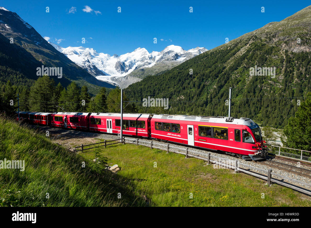 Bernina Express Zug unter Morteratsch Gletscher. Pontresina, Berniner Alpen, Graubünden, Schweiz. Stockfoto
