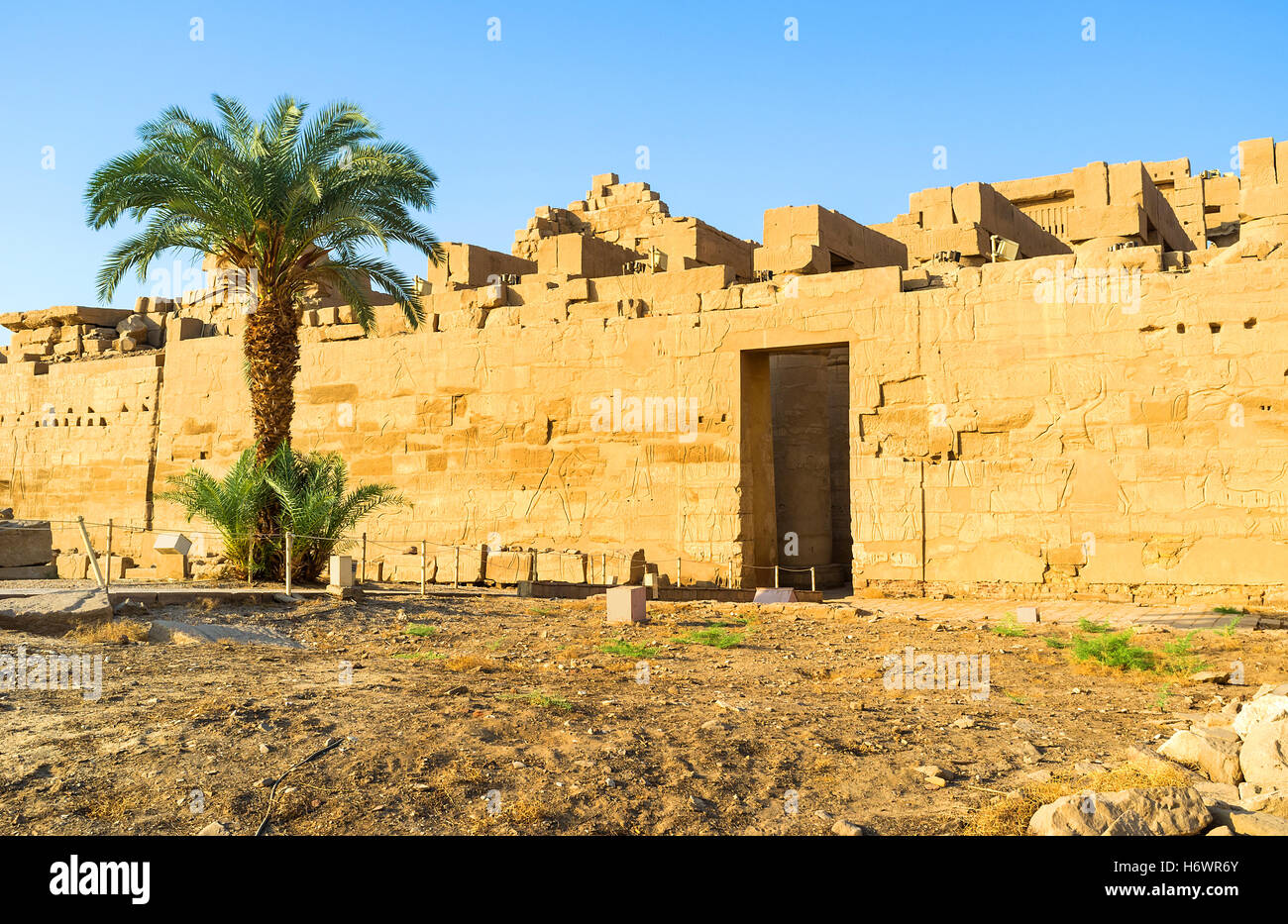 Die Außenwand mit den antiken Reliefs verbirgt sich die Spalten der Säulenhalle, Karnak Tempel, Luxor, Ägypten. Stockfoto