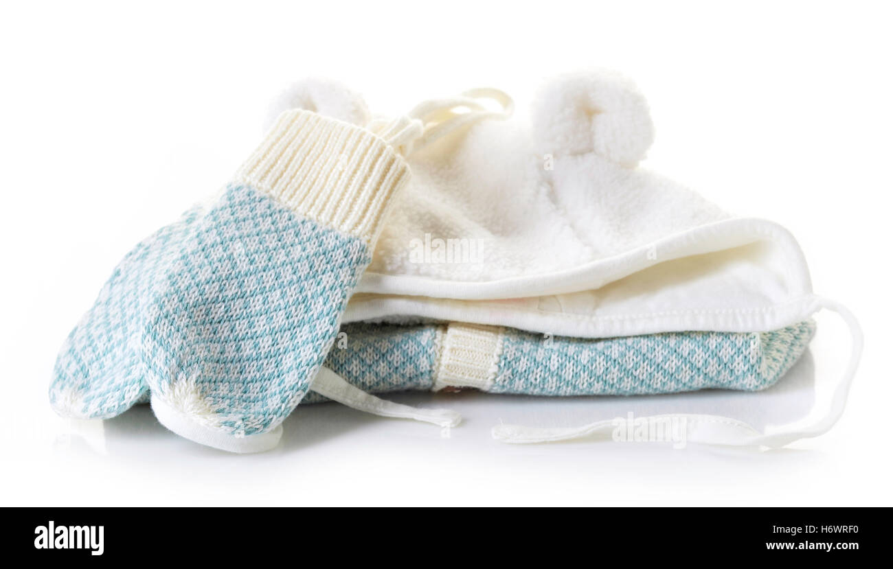 Haufen von Blue-Baby-Kleidung isoliert auf weißem Hintergrund Stockfoto