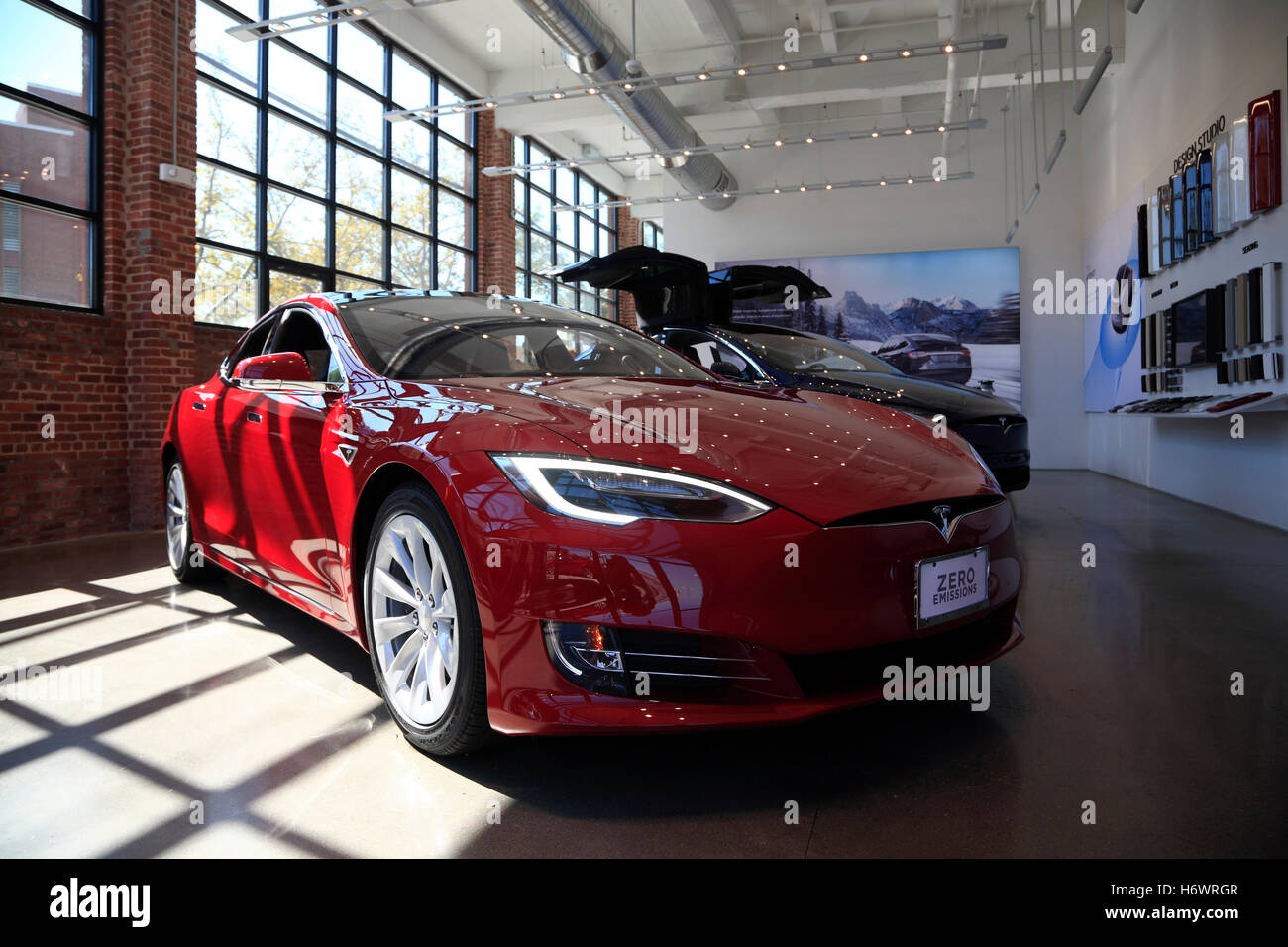 TESLA Model S in einem Showroom, Red Hook, Brooklyn, New York, USA Stockfoto