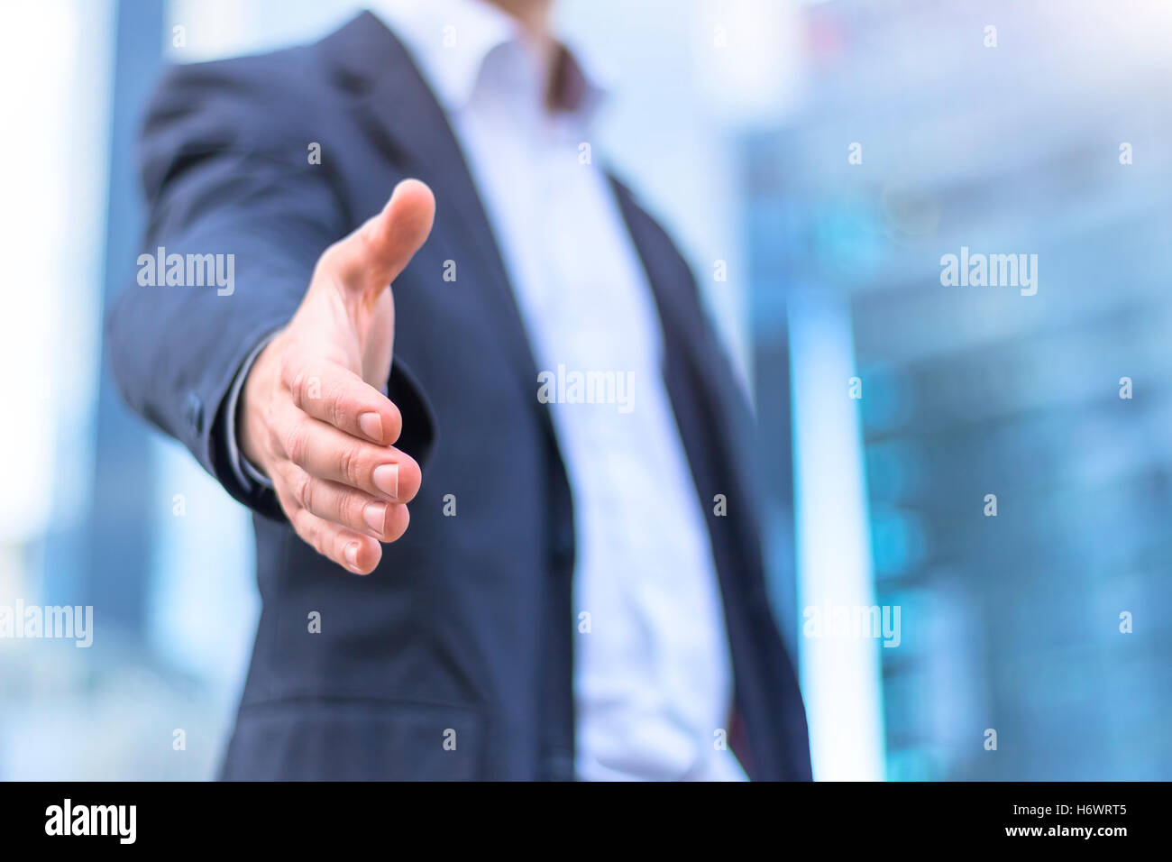 Geschäftsmann mit einer offenen Hand bereit für Handshake - Konzept über Vereinbarung, Partnerschaft und Win-Win situation Stockfoto