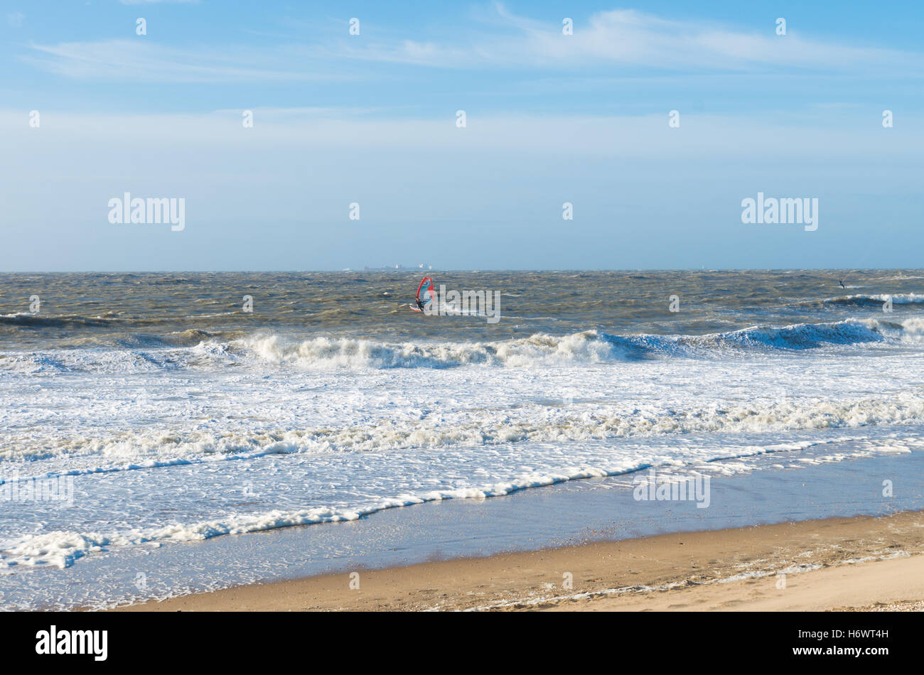 einzigen Windsurfer trotzen die Wellen auf einem rauen Nordsee Stockfoto