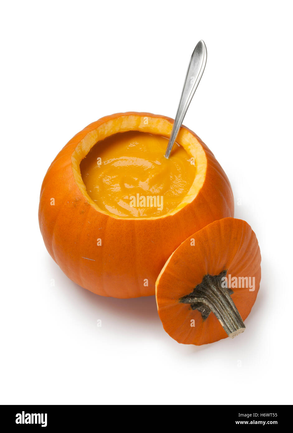 Frisch gemacht Kürbissuppe in einem Orange Kürbis auf weißem Hintergrund Stockfoto