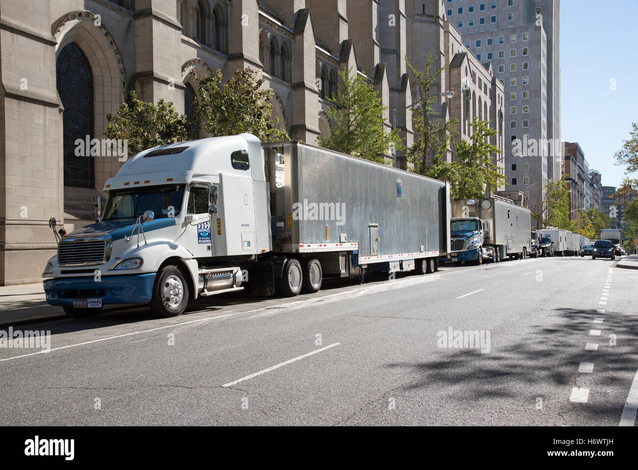 Upper West Side New York USA Film Crew Zugfahrzeuge und Anhänger Transport auf die Bordsteinkante geparkt Stockfoto
