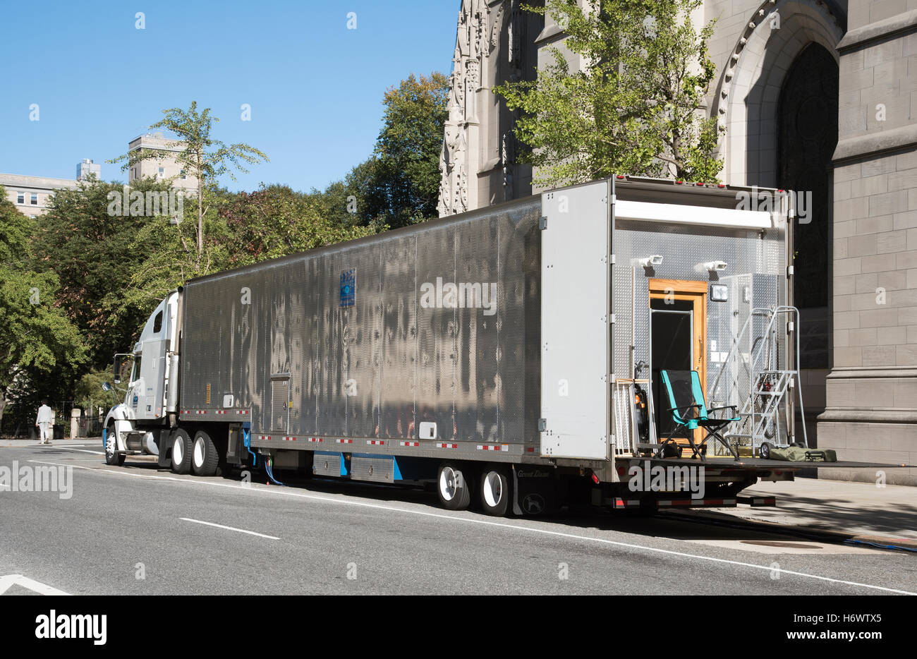 Upper West Side New York USA Film Crew Zugfahrzeuge und Anhänger Transport auf die Bordsteinkante geparkt Stockfoto