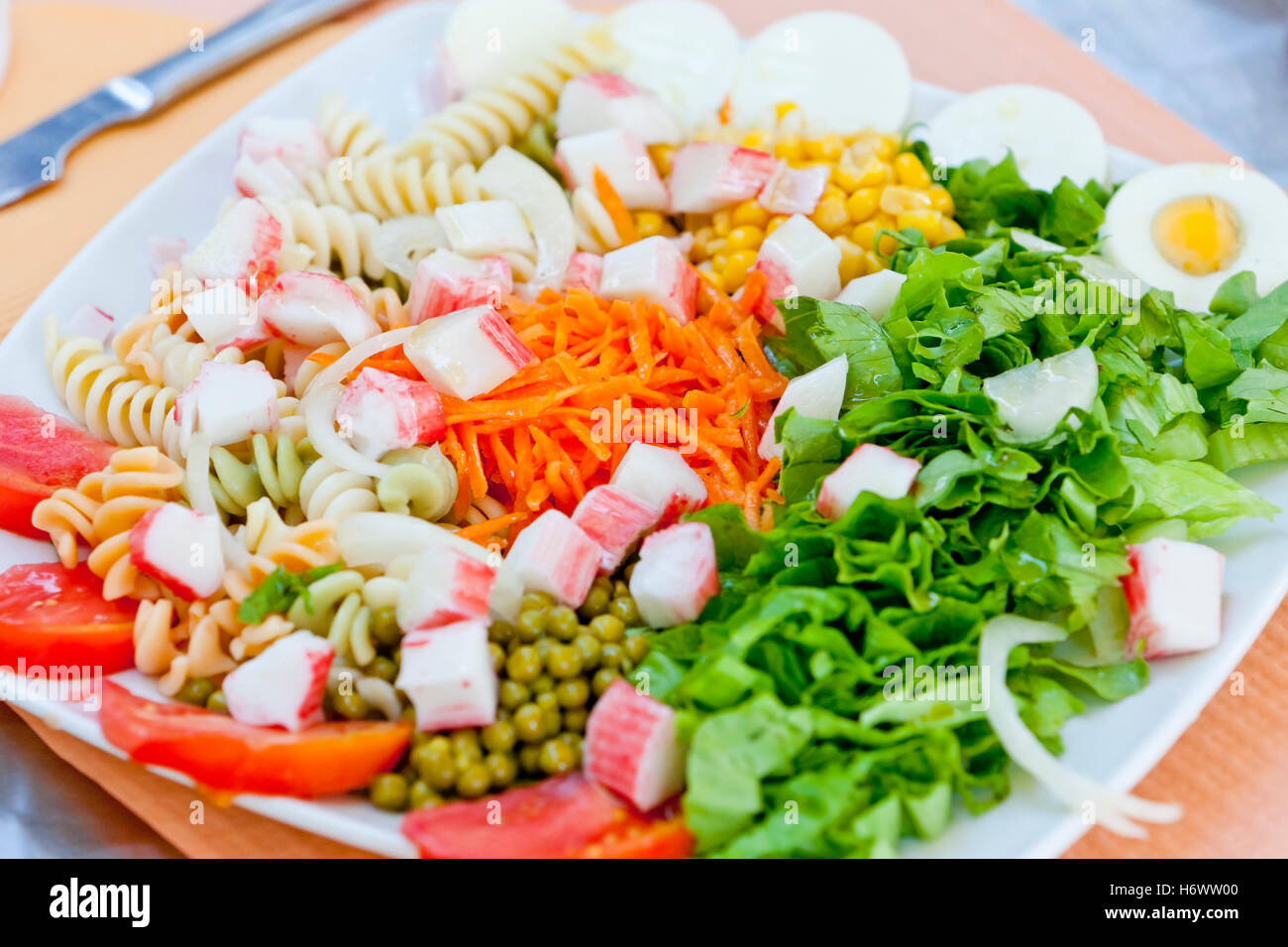 Still-Leben essen Nahrungsmittel Gastronomie Küche Küche Platte außerhalb Gemüse Karotten Mais Schale essen Ei Nudeln vegetarisch Tomate Stockfoto