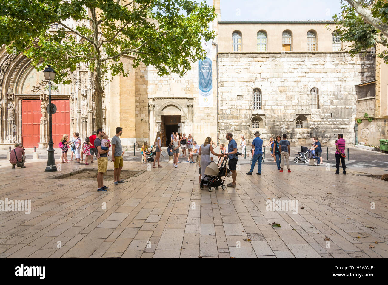 Aix-En-Provence, Frankreich-August 9, 2016:people und Touristen schlendern und bewundern die Aix Kathedrale von Saint-Sauveur an einem sonnigen Tag. Stockfoto