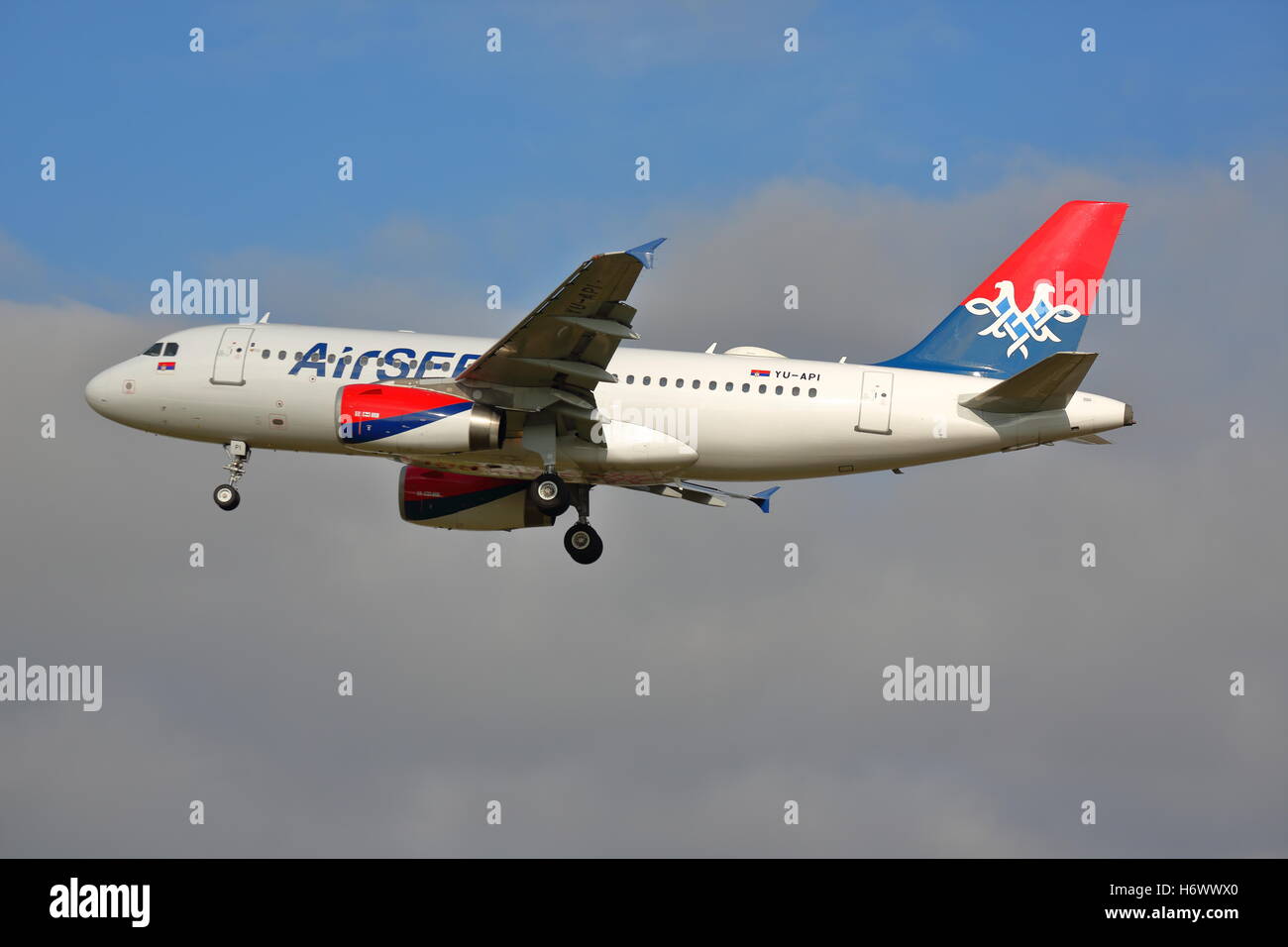 Luft Serbien Airbus A319 YU-API Landung am Flughafen London Heathrow Stockfoto