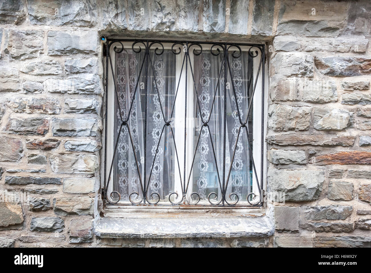 ein altes Haus Whit eine alte Fenster Stockfoto