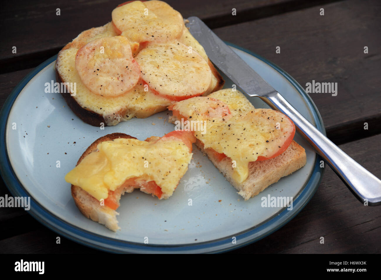 Geröstetem Käse mit Tomaten, Pfeffer auf Scheibe Brot auf dem Silbertablett serviert Stockfoto