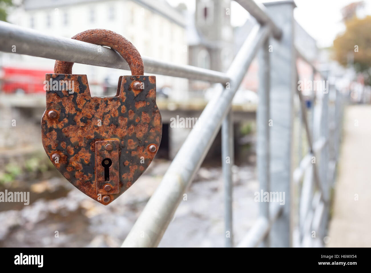 für die Liebe hängen sie Vorhängeschlösser auf Brücke Stockfoto