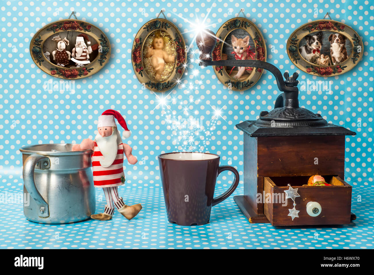 Wundervolle Weihnachten dekorative Komposition auf Polka Dots Hintergrund. Stockfoto